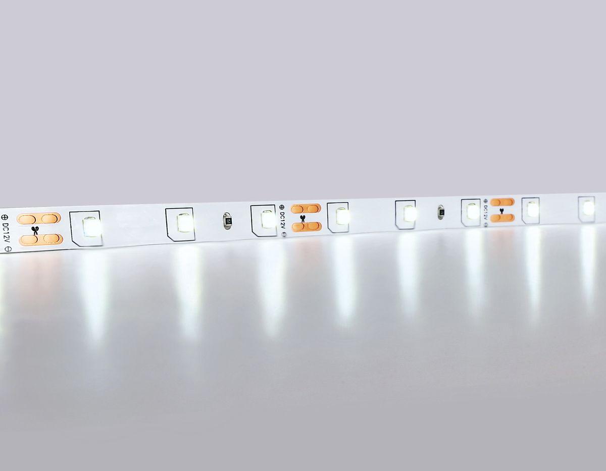 фото светодиодная лента холодный белый ambrella light 4,8w/m 60led/m 2835smd 6500к 5m gs1003 | 220svet.ru